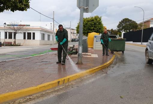 Dos personas desinfectan las calles de Pruna