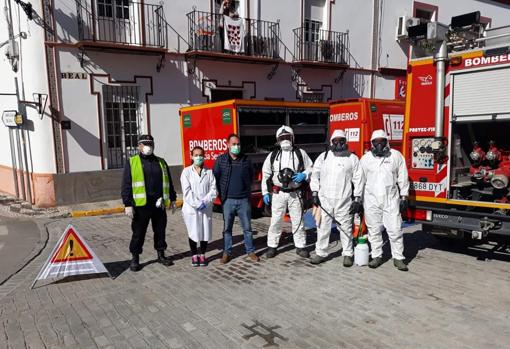 El alcalde junto con los bomberos de la Diputación