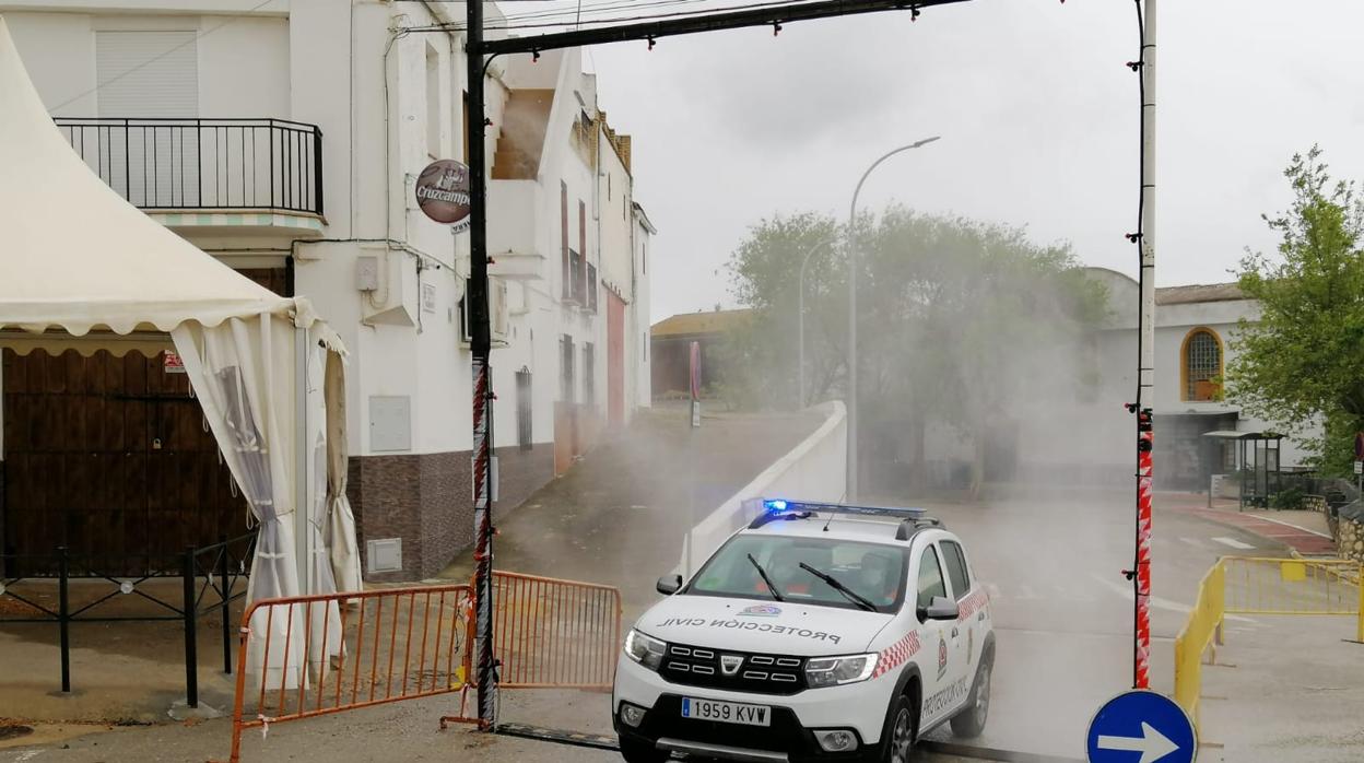 Un vehículo pasa por el arco instalado en uno de los accesos a Villanueva de San Juan