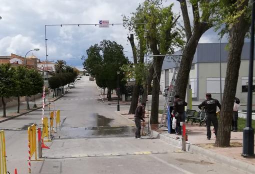 Montaje del arco desinfectante en El Saucejo