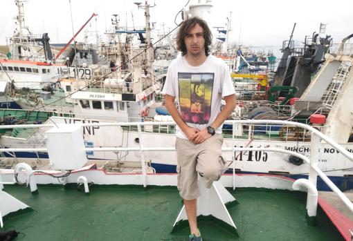 Adrián, en otra imagen tomada en el puerto de Walvis Bay del país africano de Namibia