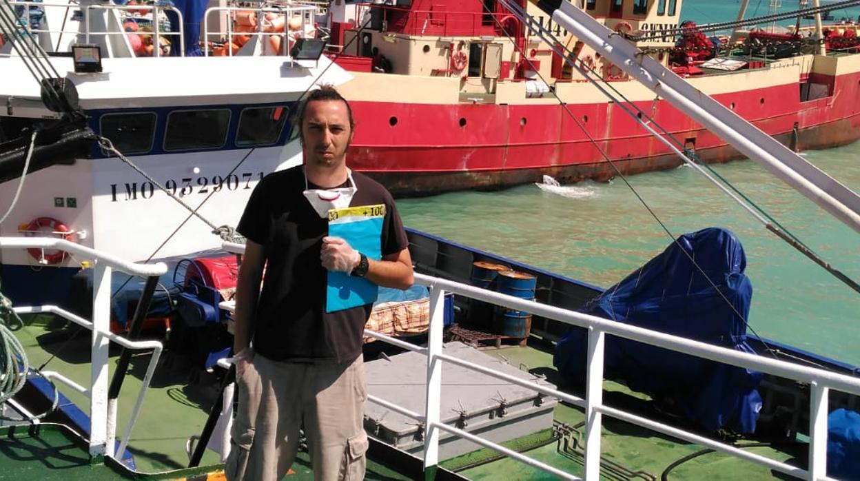 El ecijano Adrián Martínez Osuna, a bordo de un barco en Namibia