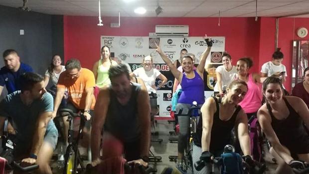 Un gimnasio de Gerena salva su actividad alquilando aparatos y dando clases por internet por el coronavirus