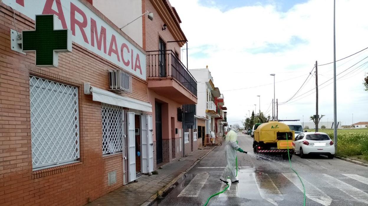 Un operario realiza tareas de desinfección en una calle de Alcalá de Guadaíra