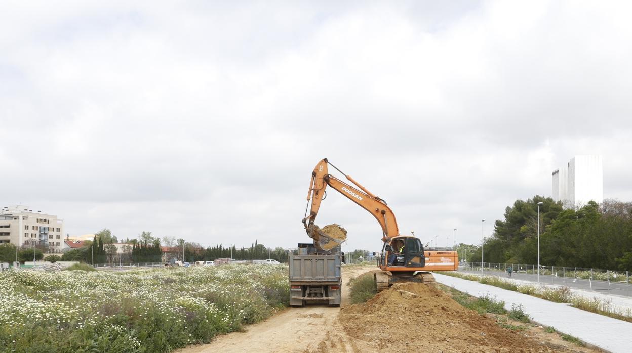 Una retroexcavadora se encarga de preparar el terreno para liberar acerados y aparcamientos