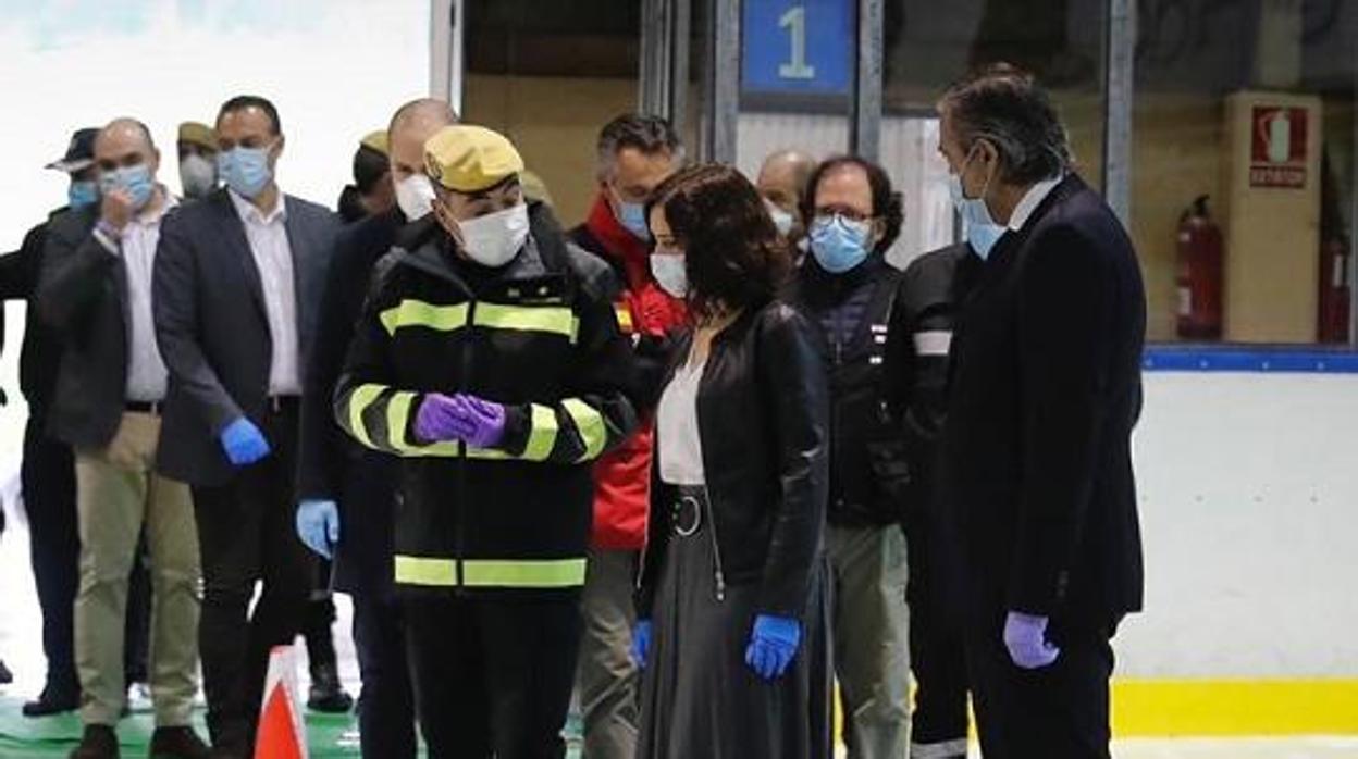 El comandante Martín Corrochano dialoga con la presidente de la comunidad de Madrid, Isabel Díaz Ayuso