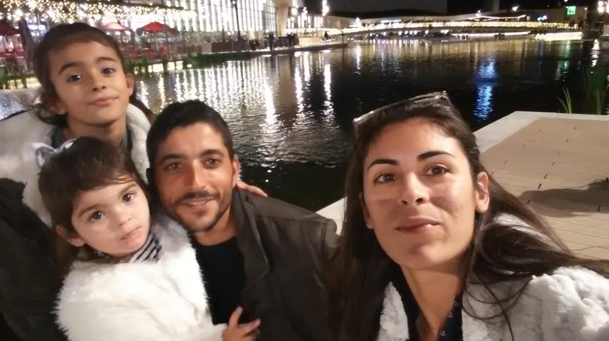 María Dolores y José Manuel junto a sus dos hijas, Nayara y Ariadna