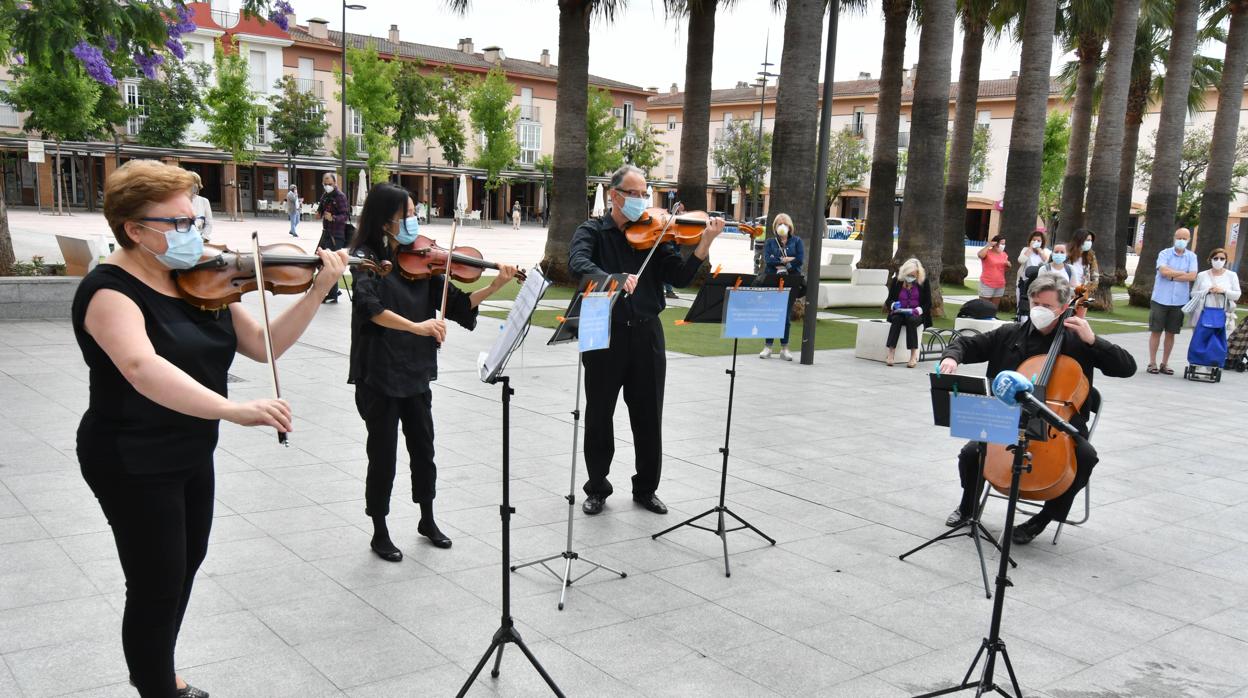 Actuación de los cuatro integrantes de la ROSS ante las puertas del Ayuntamiento de Tomares