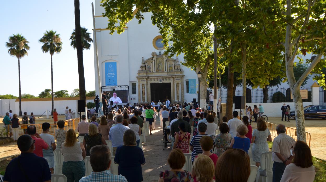 Eucaristía presidida por el arzobispo de Sevilla esta mañana a las puertas del santuario