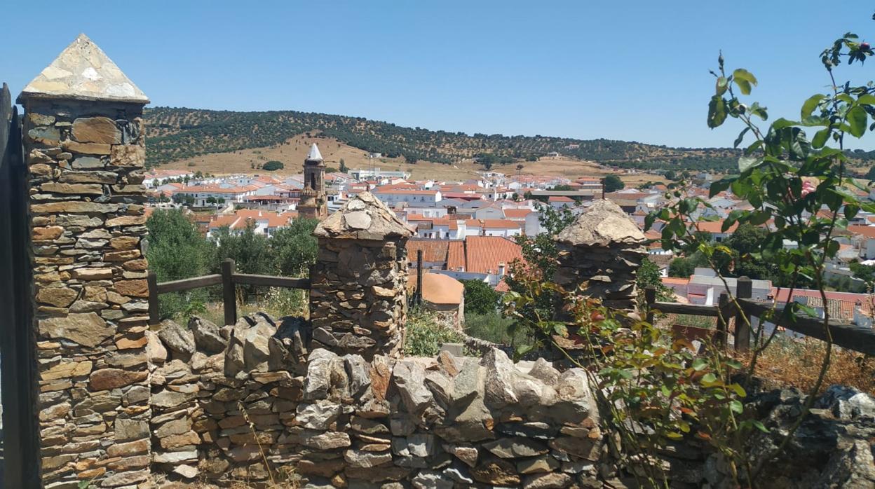Una imagen del pueblo de Alanís de la Sierra desde la subida al castillo