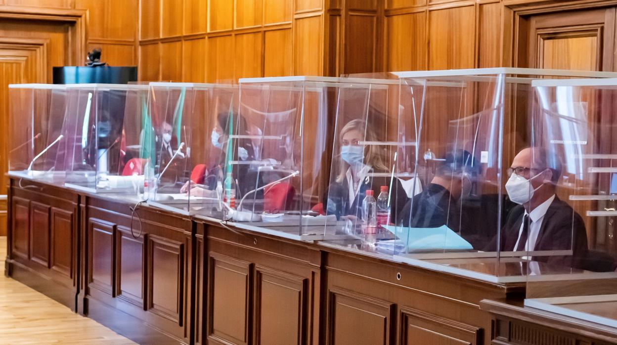 Imagen del acusado, de espaldas y tras unas mamparas, durante la primera sesión del juicio