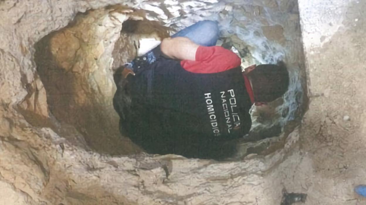 Los cuerpos de las tres víctimas fueron arrojados a una fosa que después fue cerrada y que estaba localizada en un baño de una vivienda. La pequeña Lucía estaba aún viva cuando la tiraron con un disparo en la cabeza y la sepultaron con cal viva.