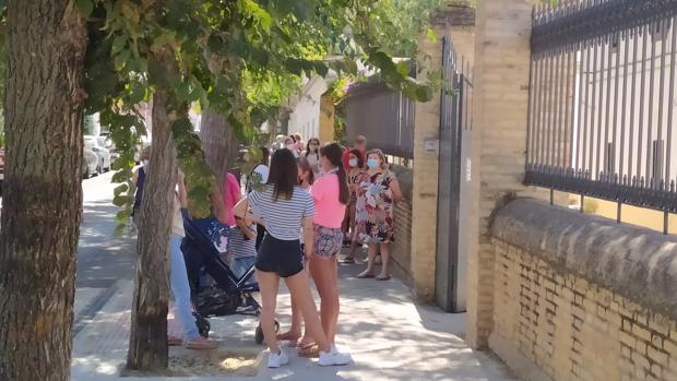 Mascarillas y nervios en la «vuelta al cole» de Carmona