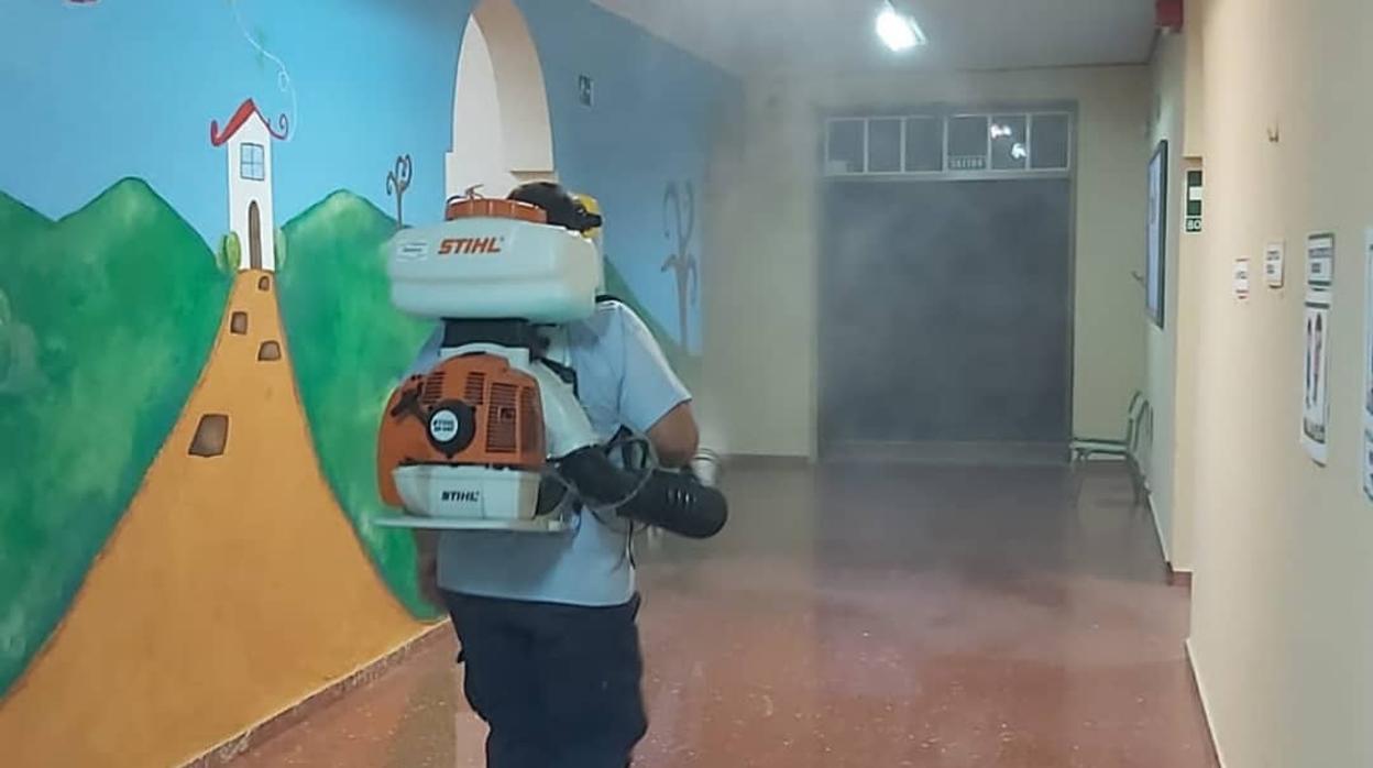 Tareas de desinfección en el colegio Fernando Feliú de Gerena