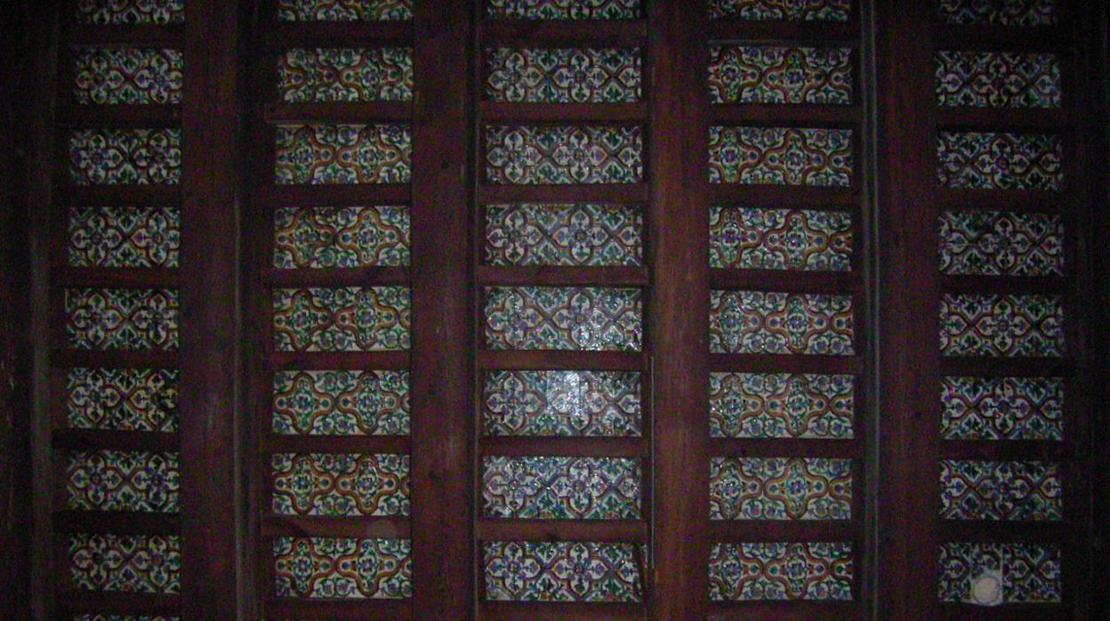 Los azulejos sustraídos formaban un bello artesonado junto a las vigas de madera en este edificio histórico