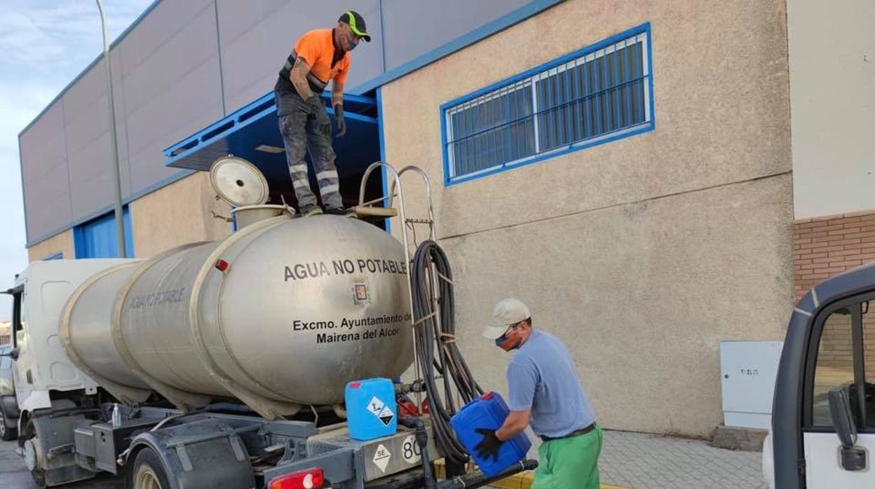 Operarios del Ayuntamiento de Mairena del Alcor trabajan en la desinfección del centro