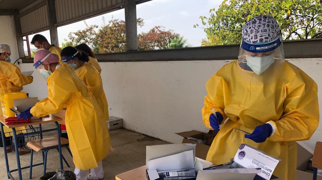 Sanitarios se preparan para las pruebas realizadas en Casariche