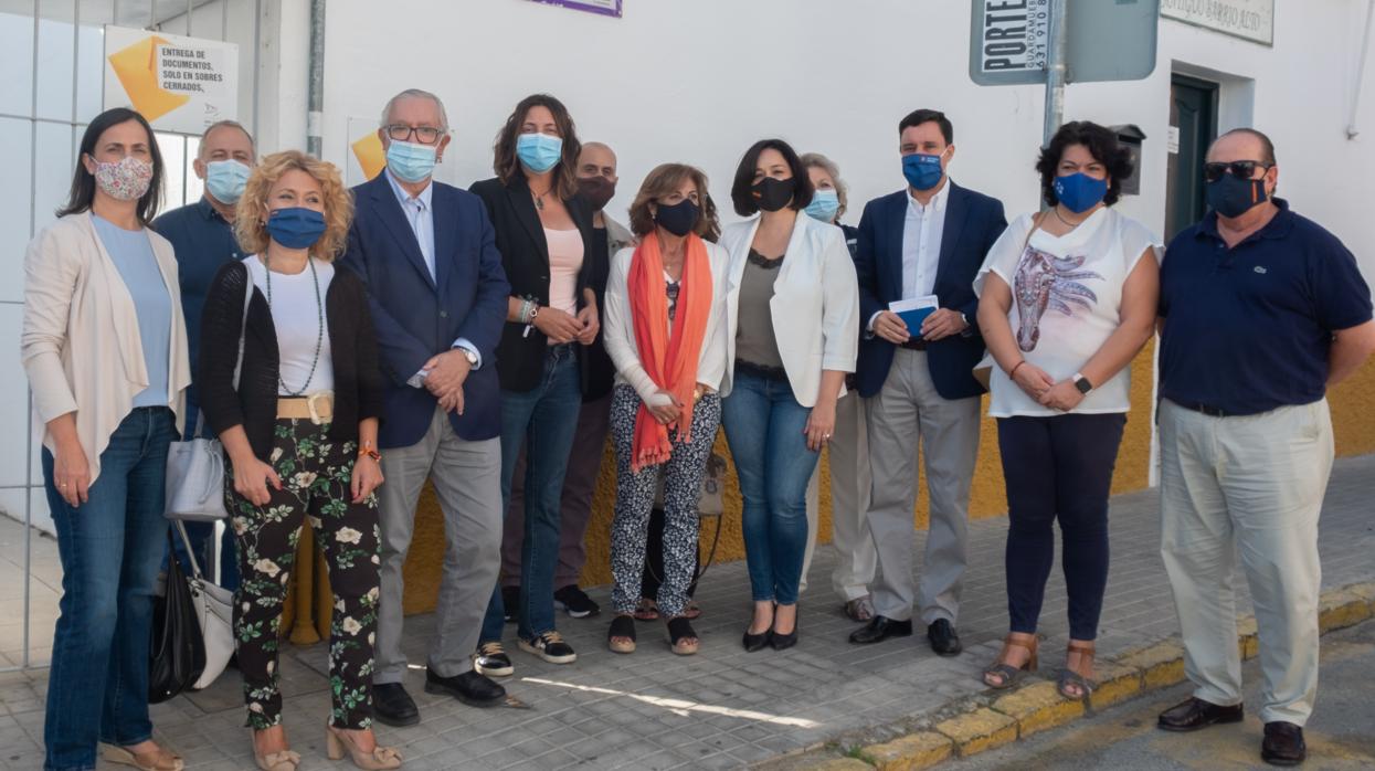 La presidenta del PP, Virginia Pérez, y la secretaria del PP-A, Loles López, con comerciantes de San Juan