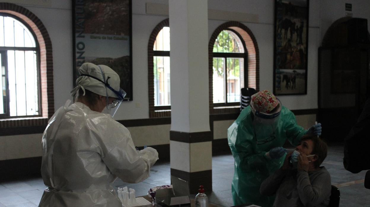 Un vecino de Pedrera se somete a una prueba de Covid durante el cribado realizado este pasado jueves