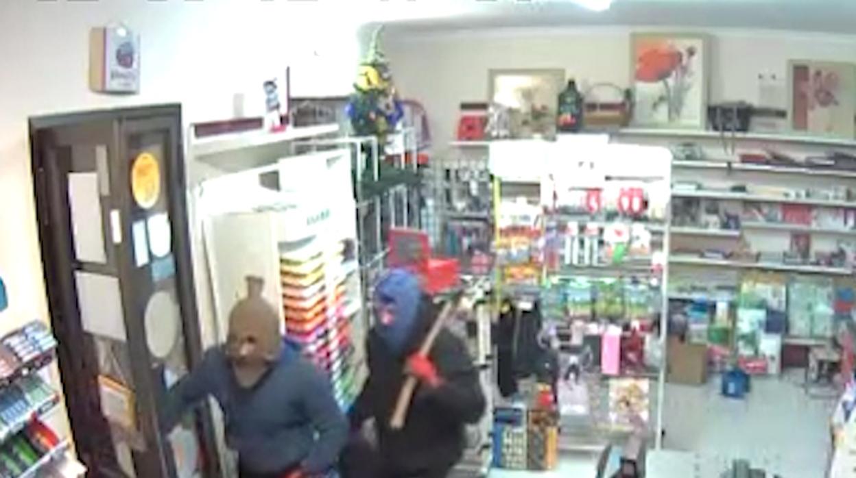 Imagen captada por la cámara de seguridad de una de las gasolineras atracadas.