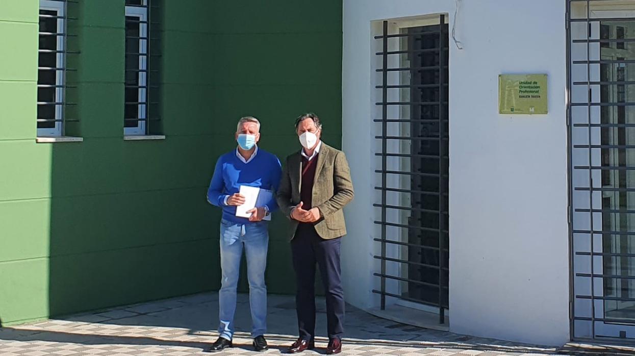 Los alcaldes de La Roda, Juan Jiménez (derecha), y Herrera, Jorge Muriel, ante la sede del Consorcio