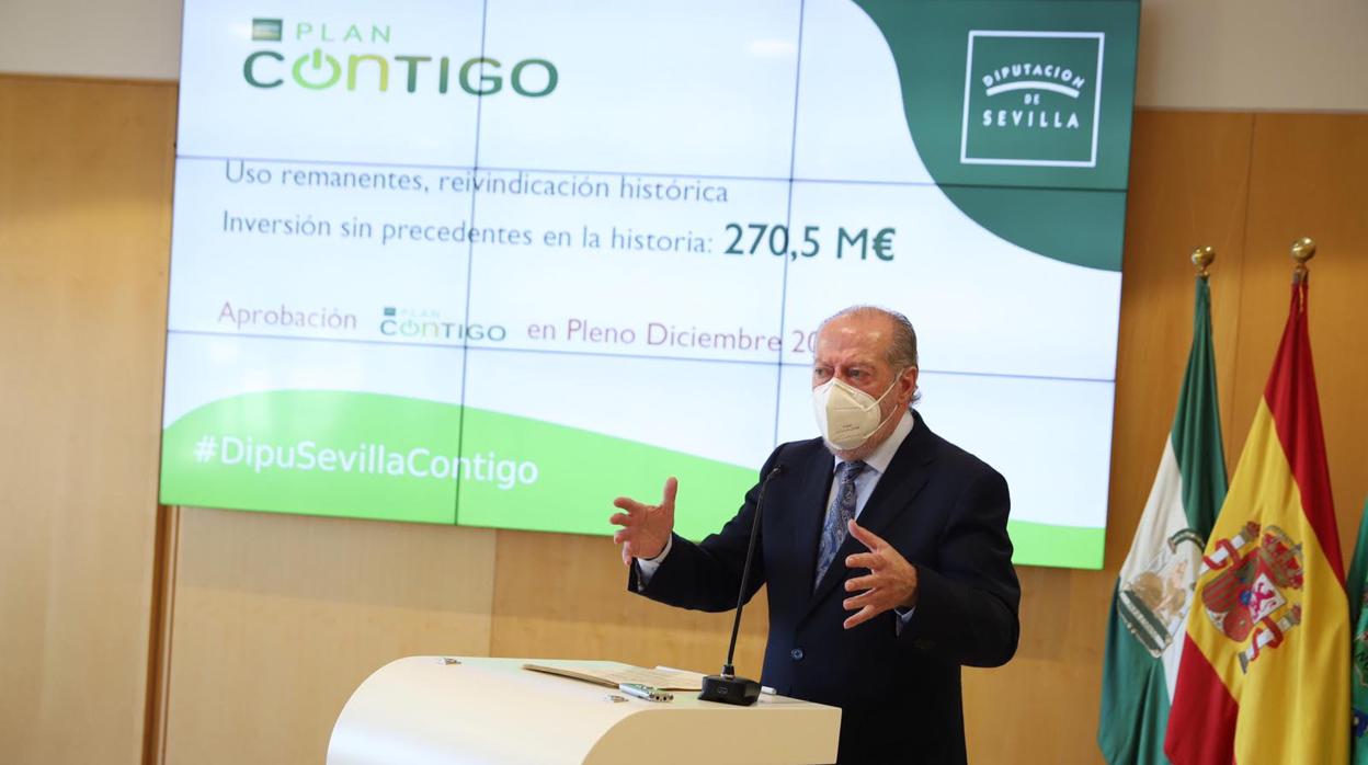 El presidente Villalobos durante la presentación del «Plan Contigo»