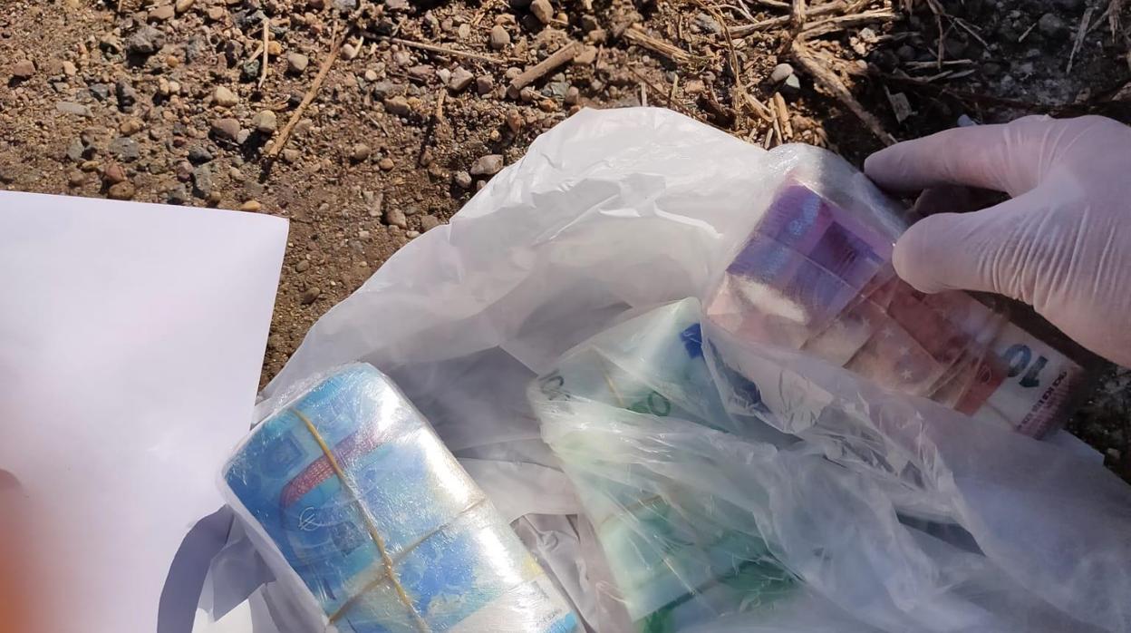 Fajos de billetes localizados ocultos en el coche del líder de la banda, detenido en Montequinto
