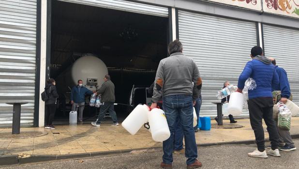 Más de 73.000 sevillanos siguen sin poder beber agua por los altos niveles de benceno