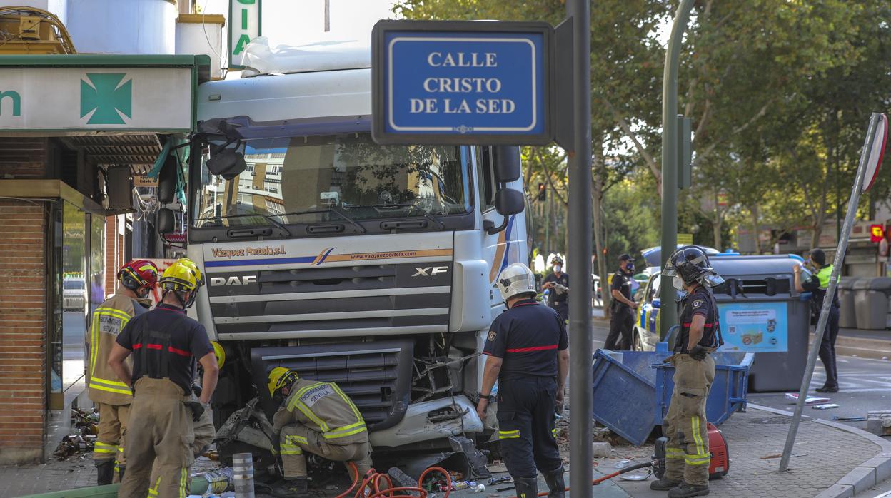 Un camión arrolló en octubre a varios vehículos y dejó dos heridos en la avenida Cruz del Campo de Sevilla