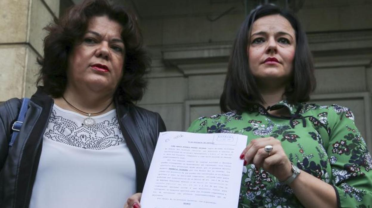 Eugenia Moreno, con Virginia Pérez tras presentar la denuncia por la «compra de votos»