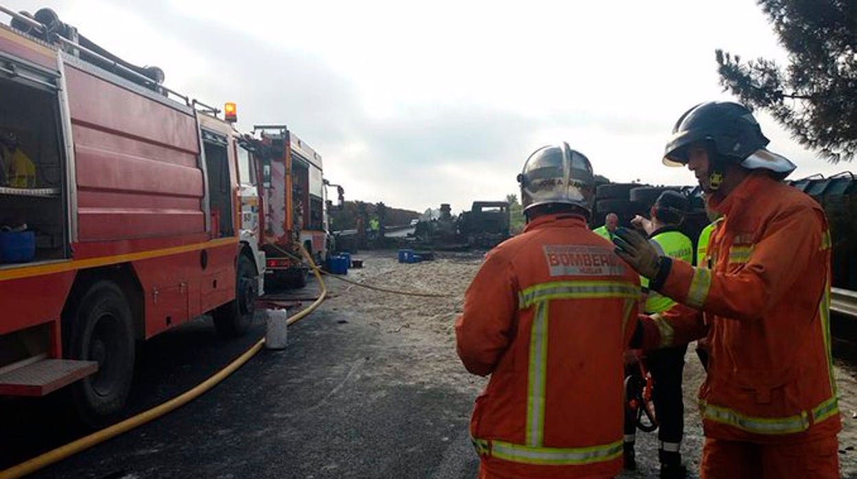 Muere un camionero de 61 años al volcar su vehículo por un desnivel en El Madroño