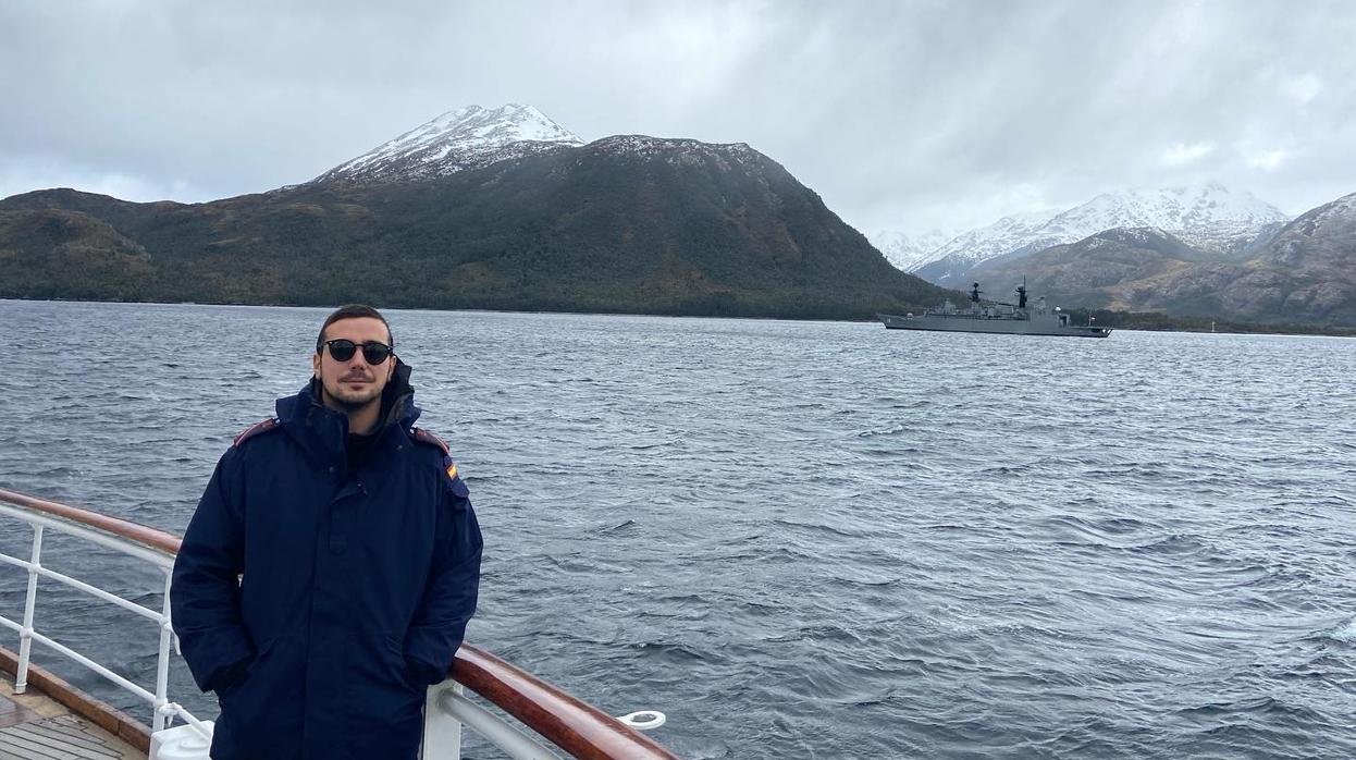 Fernando Piña a bordo del Juan Sebastián Elcano a la altura del estrecho de Magallanes