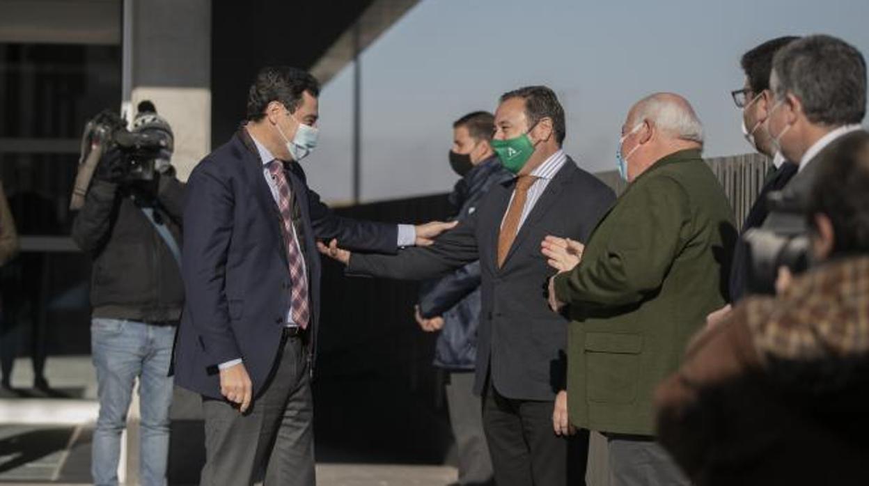 El presidente de la Junta, Juanma Moreno, saluda a las autoridades esta jueves en Mairena del Alcor
