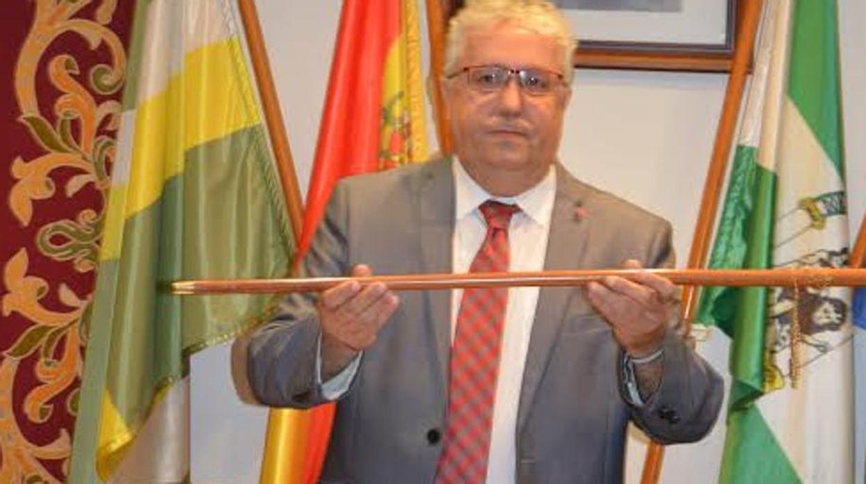 Francisco Molina, con el bastón de mandos de la Alcaldía de Bormujos