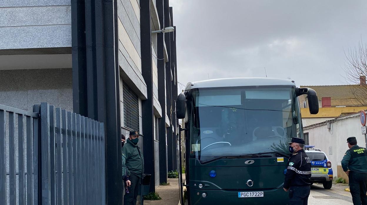 Autobús en el que la Guardia Civil ha trasladado a los juzgados de Coria a los detenidos por narcotráfico