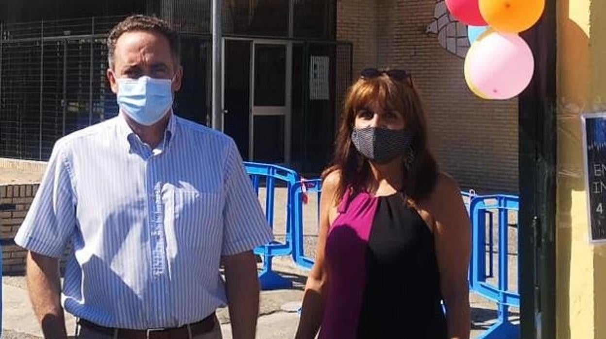 El alcalde de Valencina, Antonio Manuel Suárez, con la concejal tránsfuga, Susana Martín