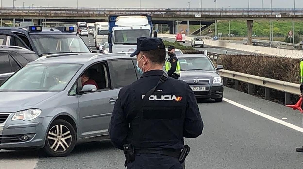 Control policial a la entrada a Sevilla capital