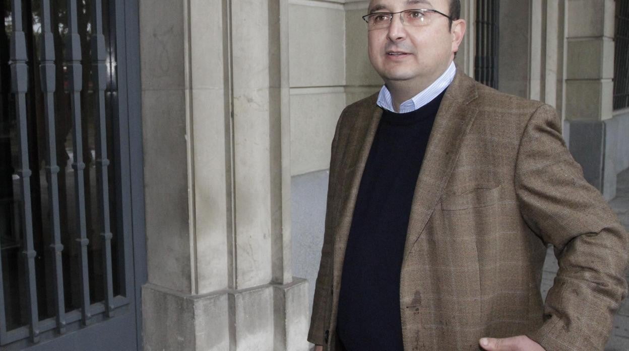 El exalcalde de La Puebla del Río, Juiio Álvarez en una imagen de archivo en la puerta de la Audiencia