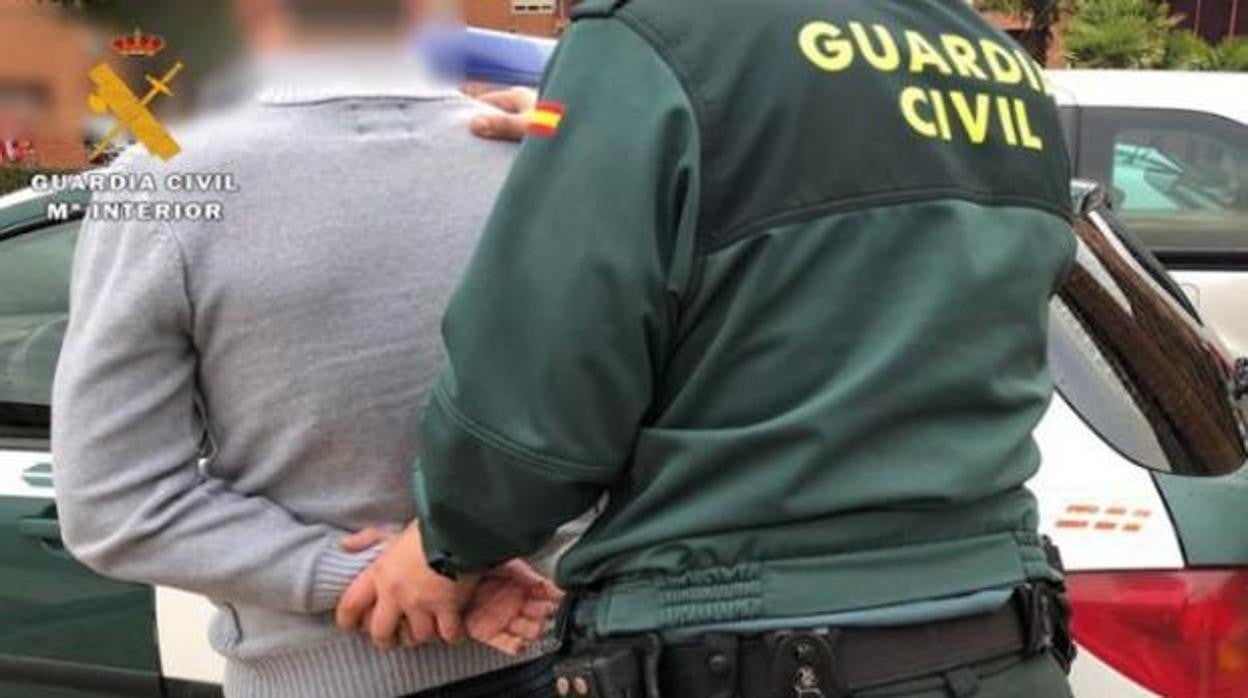Un agente de la Guardia Civil procede a la detención de un individuo