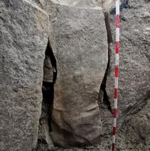 Piedra con silueta femenina