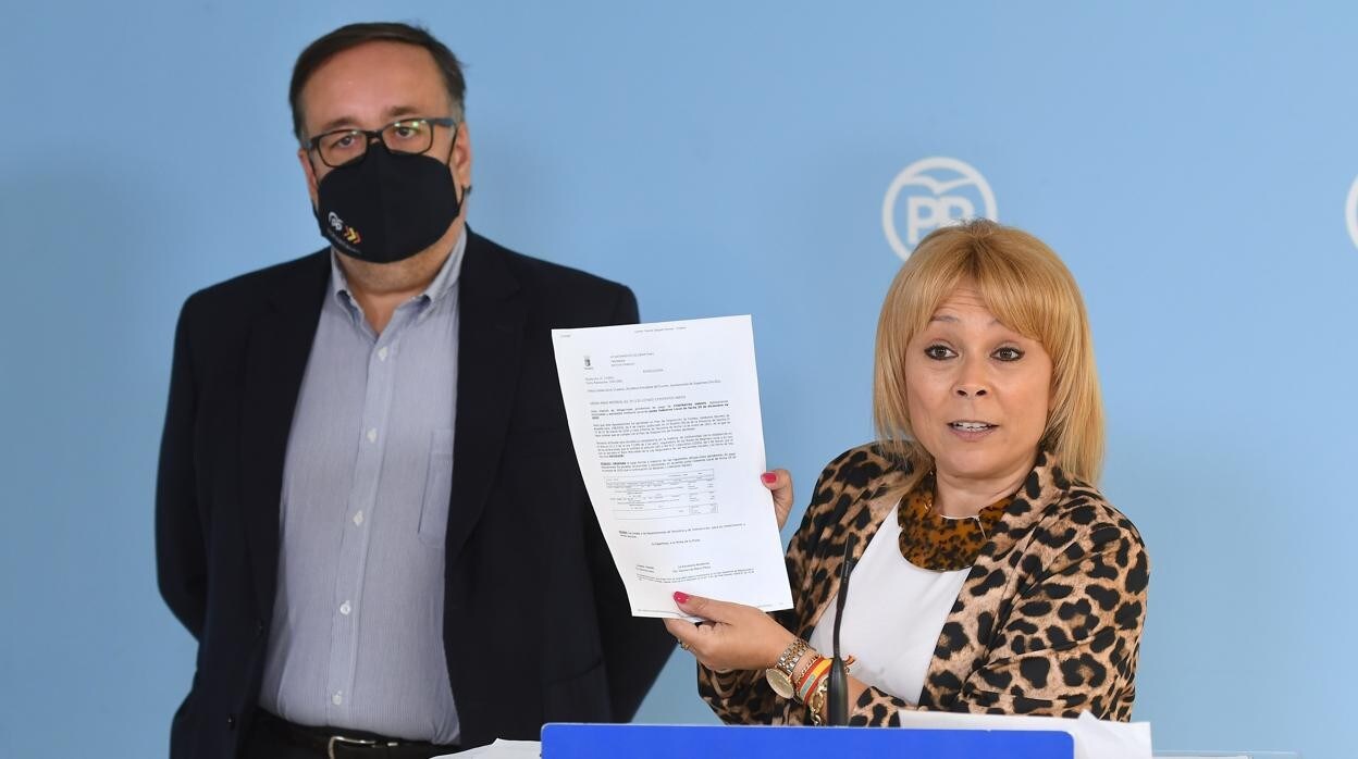 María Helena Romero junto al concejal popular Vicente Delgado en rueda de prensa