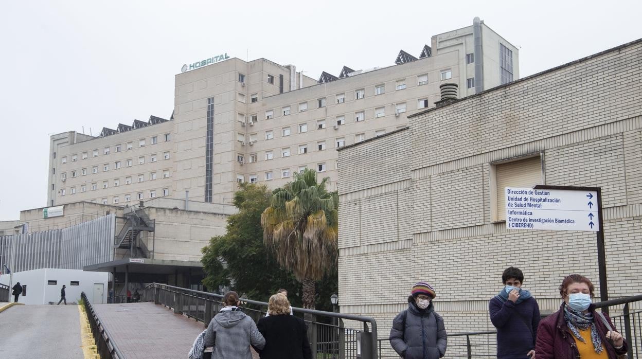 El joven herido se encuentra inrgesado en el hospital Virgen de Valme en estado muy grave