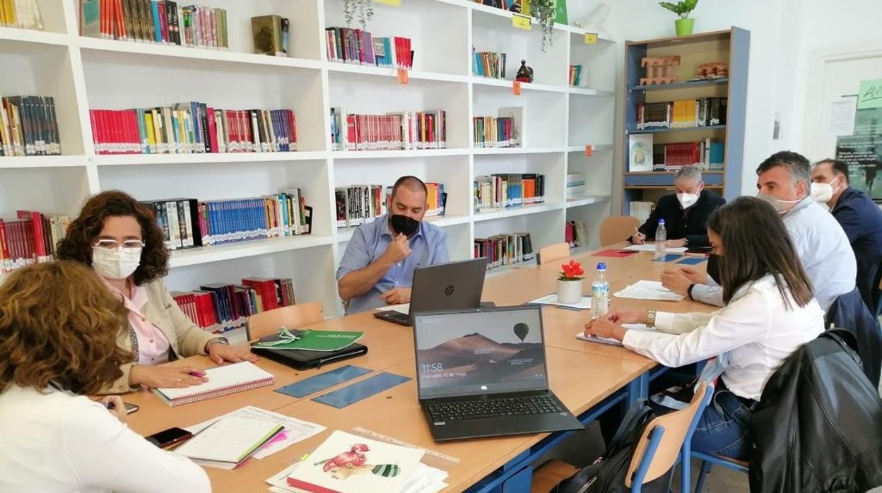 María José Eslava con los directores de los centros educativos de La Algaba