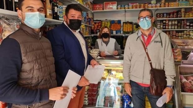 El alcalde de El Rubio se reúne con la Junta y recoge firmas ante los persistentes «microcortes» de energía