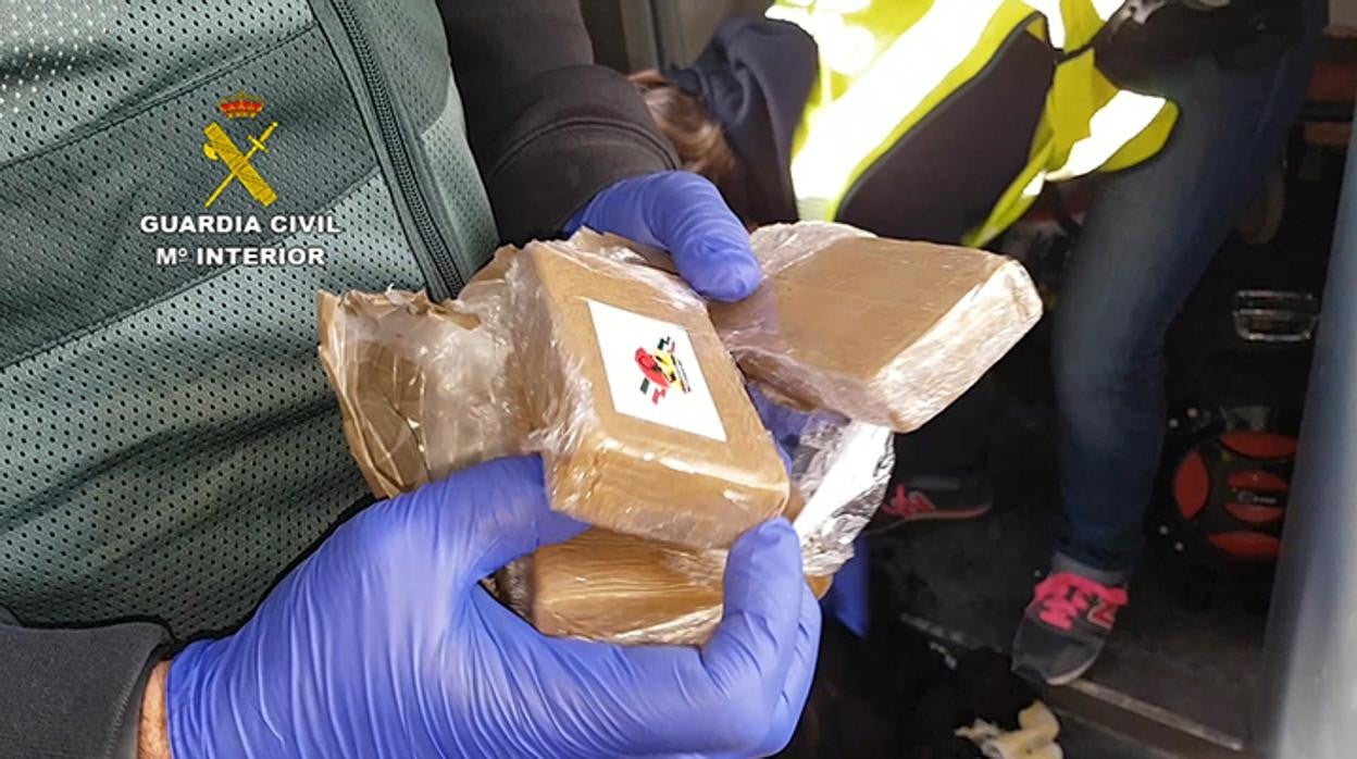 Un agente revisa parte de la droga requisada a la organización