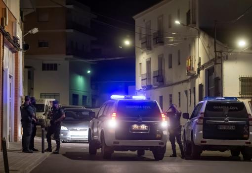 Varias patrullas de la Guardia Civil por Estepa mientras se cerraban los trabajos de rastreo