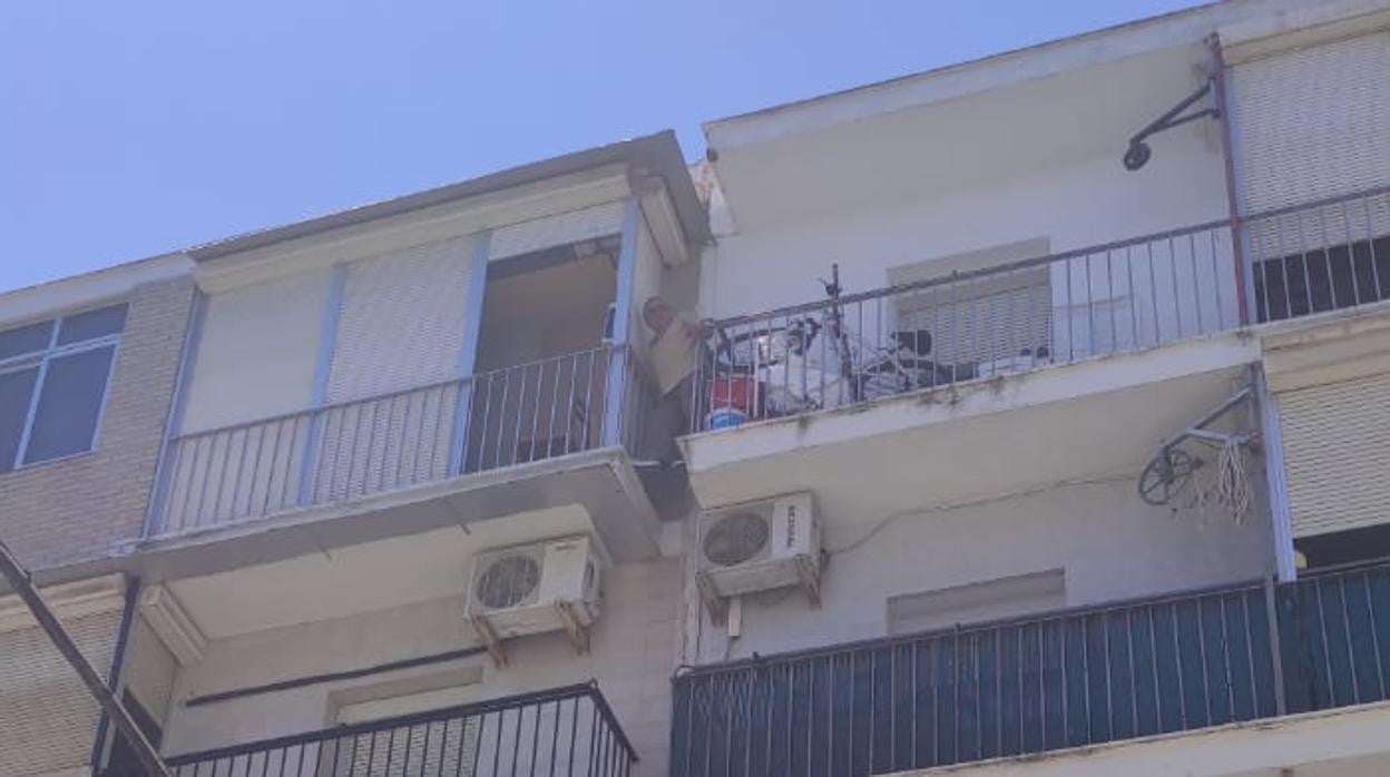 El hombre de 75 años quedó atrapado en la cuarta planta