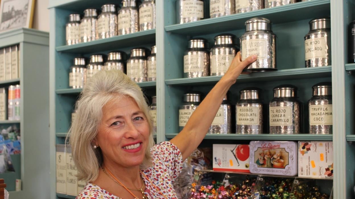 Fina Alba en el interior del comercio que regenta en Utrera