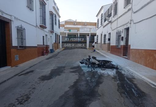 Calle de La Puebla de Cazalla donde se encontró la moto incendiada