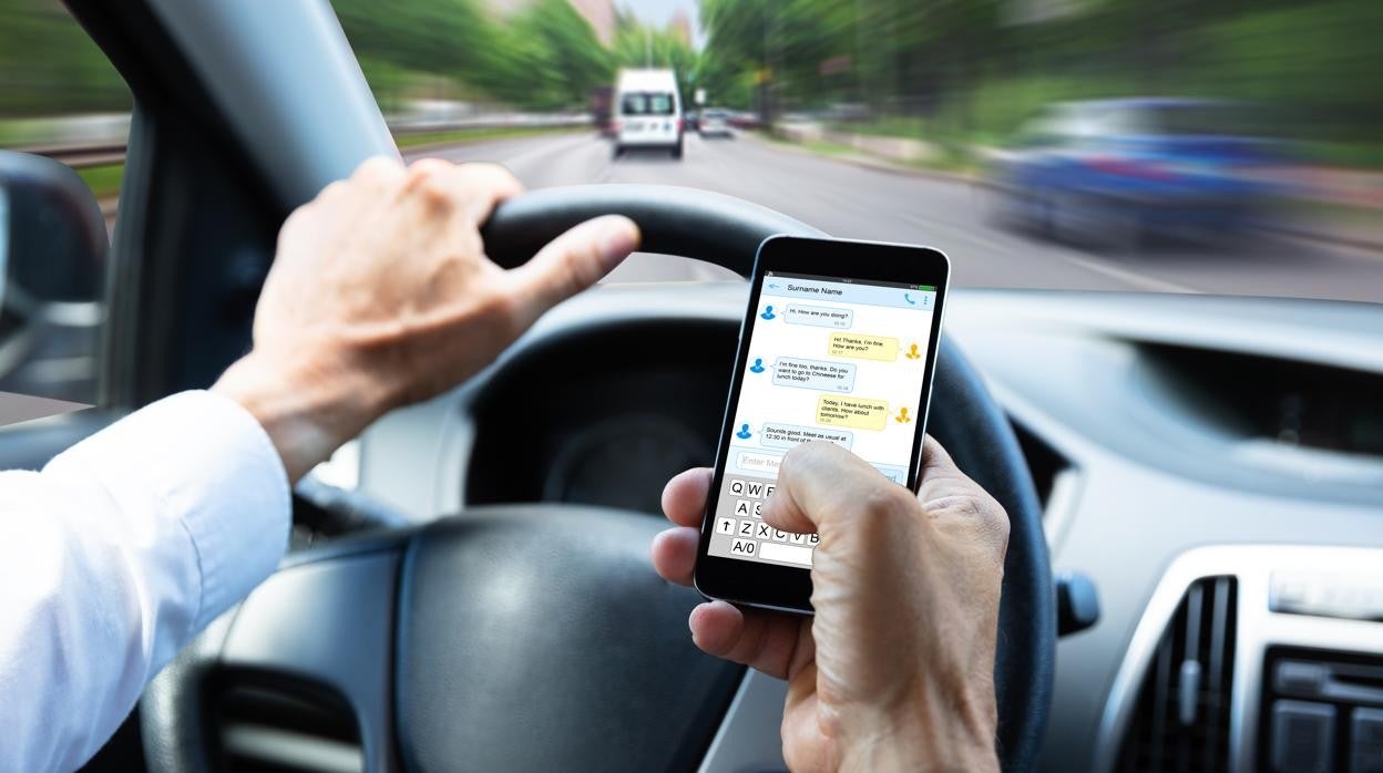 Usar el móvil al volante supone el segundo motivo de sanción en la provincia de Sevilla